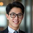 밝게 웃고 있는 기업 워크숍 참가자