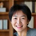 친목 모임에서 즐겁게 대화하는 두 사람