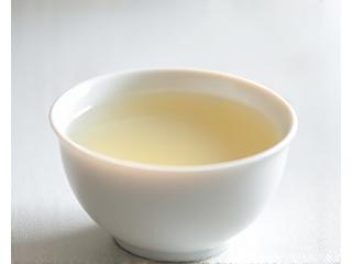 은은한 백차와 하얀 다기