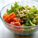 신선한 드레싱 뿌려진 샐러드 볼